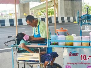 Bapak Tua Ini Jualan Es Serut Ditemani Anaknya Penyandang Disabilitas Bapak Tua Ini Jualan Es Serut Ditemani Anaknya Penyandang Disabilitas
