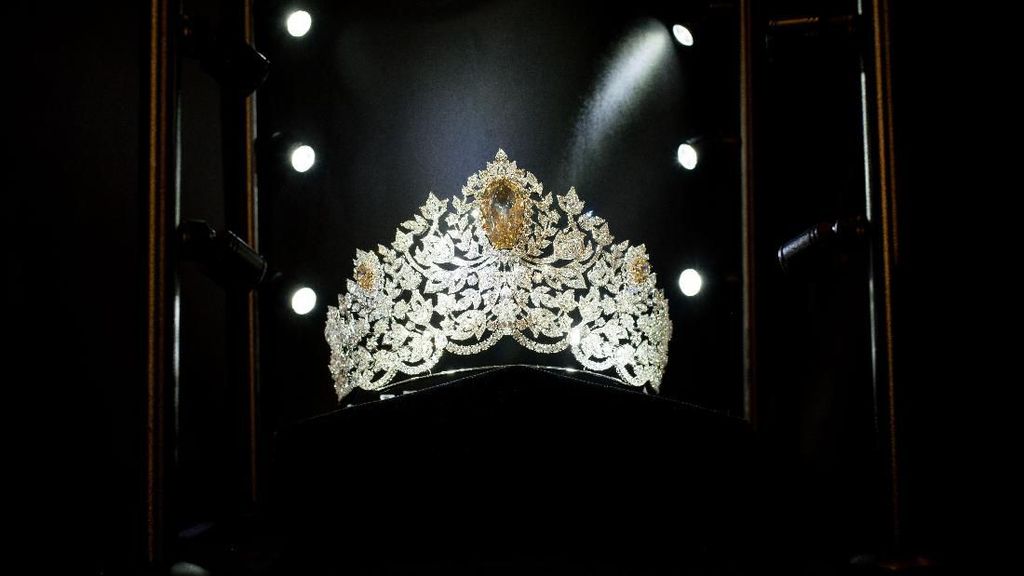Melihat Lebih Dekat Mahkota Baru Miss Universe Senilai Rp 70 Miliar Melihat Lebih Dekat Mahkota Baru Miss Universe Senilai Rp 70 Miliar