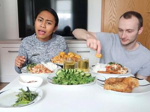 Makan Ayam Geprek dengan Sambal Uleg, Bule Jerman Ini Ketagihan Makan Ayam Geprek dengan Sambal Uleg, Bule Jerman Ini Ketagihan