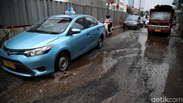 Waduh, Jalan Boulevard Kelapa Gading Rusak dan Tergenang Air