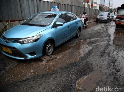 Waduh, Jalan Boulevard Kelapa Gading Rusak dan Tergenang Air