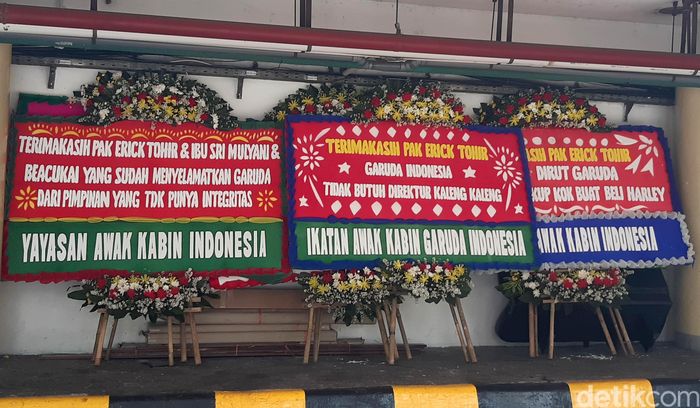 Karangan bunga mulanya tampak di pintu parkir basement Kementerian BUMN. Kemudian karangan bunga dipasang di lobi.