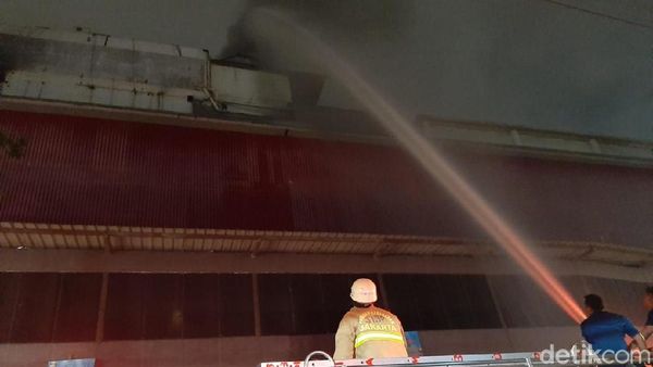 Pantang Pulang! Damkar Masih Berjuang Padamkan Api di Mal Lokasari