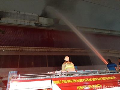 Pantang Pulang! Damkar Masih Berjuang Padamkan Api di Mal Lokasari