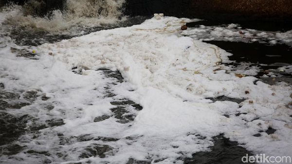 Lagi, Lautan Busa Kembali Muncul di Aliran KBT Cipinang