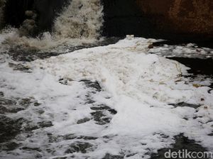 Lagi, Lautan Busa Kembali Muncul di Aliran KBT Cipinang Lagi, Lautan Busa Kembali Muncul di Aliran KBT Cipinang