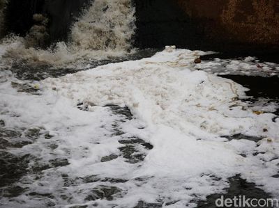 Lagi, Lautan Busa Kembali Muncul di Aliran KBT Cipinang