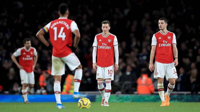 LONDON, ENGLAND - DECEMBER 05: Mesut Ozil of Arsenal and Granit Xhaka of Arsenal are looking dejected after Neal Maupay of Brighton scored during the Premier League match between Arsenal FC and Brighton & Hove Albion at Emirates Stadium on December 05, 2019 in London, United Kingdom. (Photo by Marc Atkins/Getty Images)