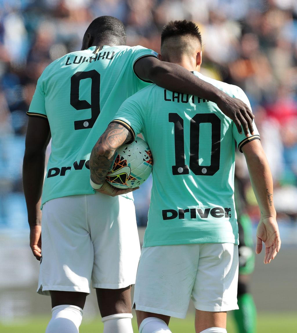 REGGIO NELL'EMILIA, ITALY - OCTOBER 20:  Romelu Lukaku of FC Internazionale embraces his team mate Lautaro Martinez during the Serie A match between US Sassuolo and FC Internazionale at Mapei Stadium - Citta del Tricolore on October 20, 2019 in Reggio nell'Emilia, Italy  (Photo by Emilio Andreoli/Getty Images)