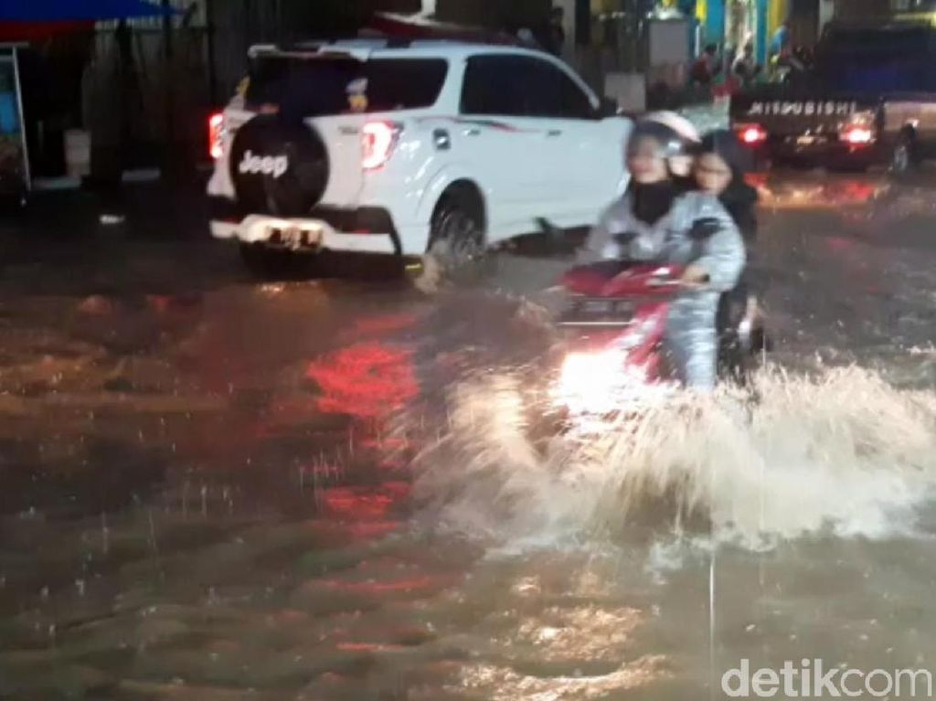 Air Gorong-gorong Meluap, Jalur Cibadak-Bogor Terendam Banjir Air Gorong-gorong Meluap, Jalur Cibadak-Bogor Terendam Banjir