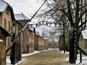 Pertama Kali, Angela Merkel Lakukan Kunjungan Resmi ke Kamp Nazi