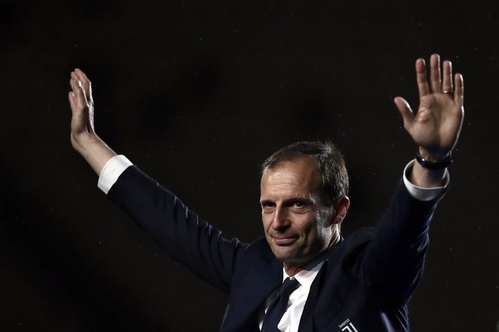 Allegri Juventus' Italian coach Massimiliano Allegri celebrates the team's winning the Italian Champion's trophy at the end of the Italian Serie A football match Juventus vs Atalanta on May 19, 2019 at the Allianz stadium in Turin. (Photo by Isabella BONOTTO / AFP)