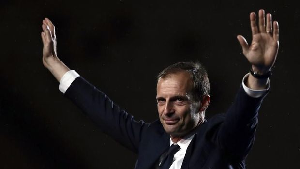 Juventus' Italian coach Massimiliano Allegri celebrates the team's winning the Italian Champion's trophy at the end of the Italian Serie A football match Juventus vs Atalanta on May 19, 2019 at the Allianz stadium in Turin. (Photo by Isabella BONOTTO / AFP)