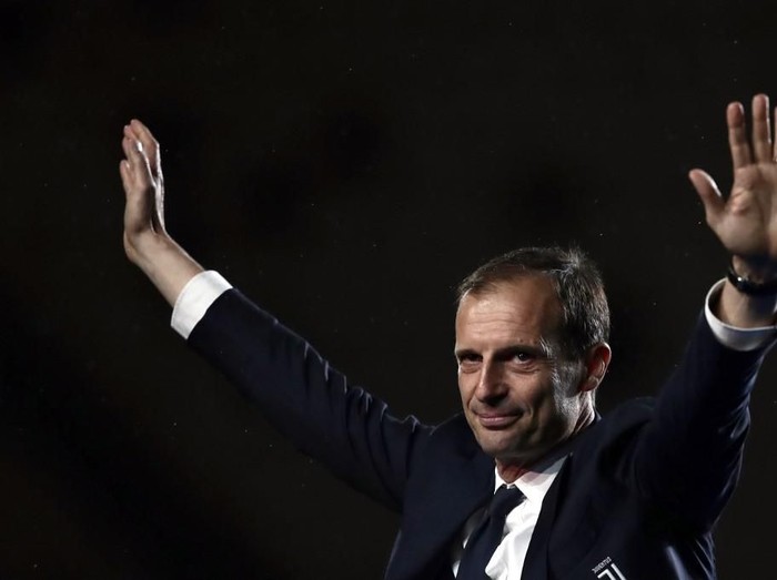 Juventus' Italian coach Massimiliano Allegri celebrates the team's winning the Italian Champion's trophy at the end of the Italian Serie A football match Juventus vs Atalanta on May 19, 2019 at the Allianz stadium in Turin. (Photo by Isabella BONOTTO / AFP)
