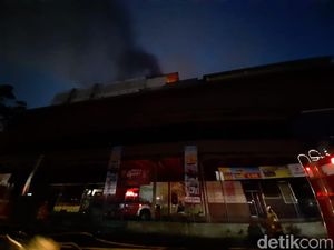 Api Kebakaran di Mal Lokasari Mulai Menjalar ke Lantai 6