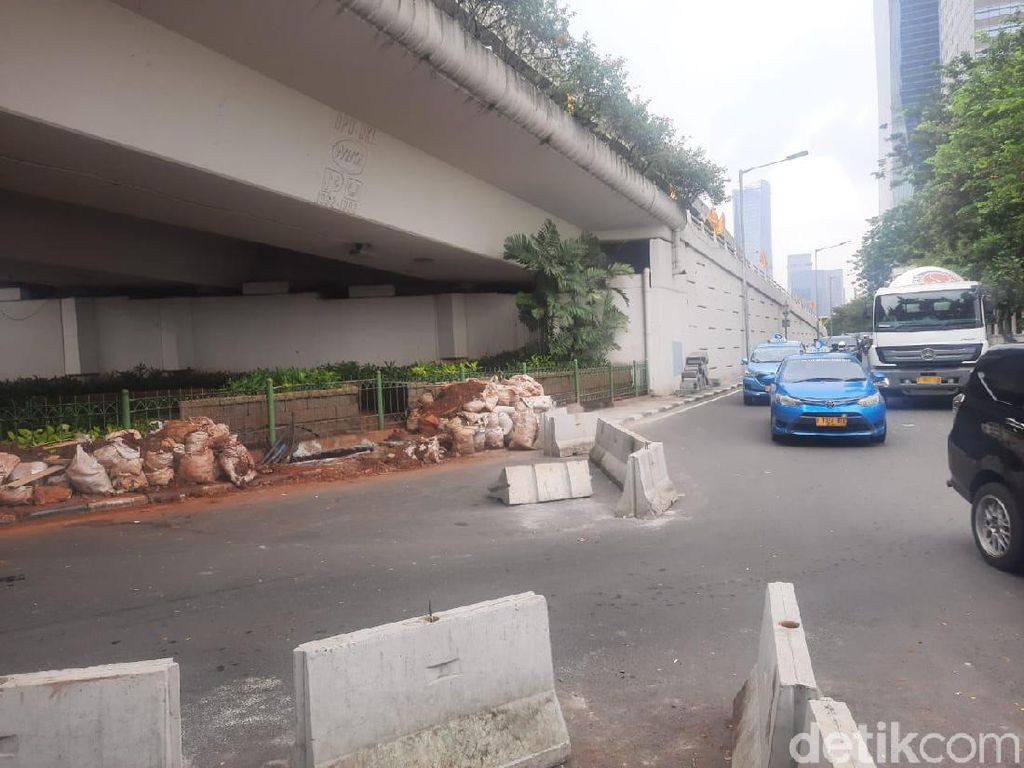 Uji Coba Penutupan U-Turn di Jalan Satrio Jaksel Ditolak Ojol Uji Coba Penutupan U-Turn di Jalan Satrio Jaksel Ditolak Ojol
