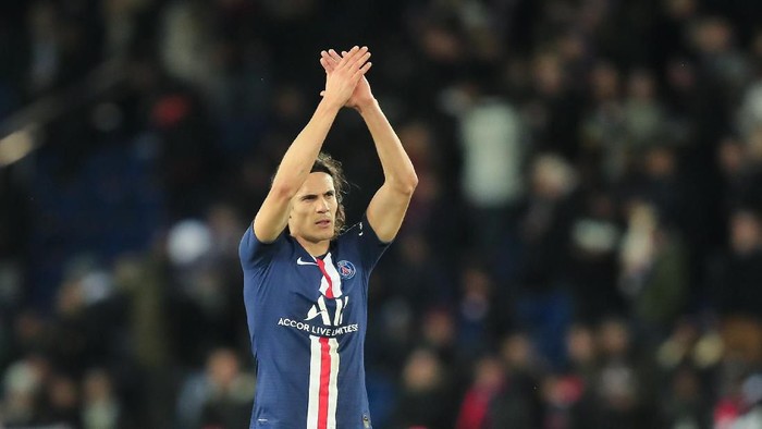 PSGs Edinson Cavani gestures to supporters at the end of the French League One soccer match between Paris Saint-Germain and Lille at the Parc des Princes stadium in Paris, Friday, Nov. 22, 2019. PSG won 2-0. (AP Photo/Michel Euler)