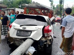 Kecelakaan Parah di Lumajang, Tiang Listrik Tembus Mobil