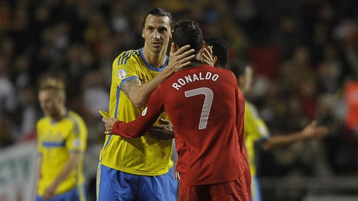 Zlatan Ibrahimovic mencibir keputusan Cristiano Ronaldo pindah ke Juventus. (Foto: Miguel Riopa / AFP Photo)
