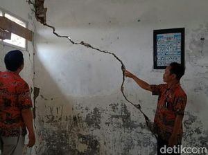 3 Kelas SDN 1 Getrakmoyan Cirebon Rusak Akibat Tanah Bergerak 3 Kelas SDN 1 Getrakmoyan Cirebon Rusak Akibat Tanah Bergerak