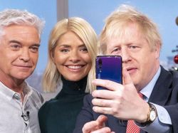 PM Inggris Pakai Ponsel Huawei Bikin Heran