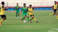 Di babak kedua, kedua tim saling menyerang.