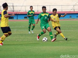 Di babak kedua, kedua tim saling menyerang.