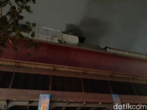 Lebih dari 5 Jam, Kebakaran di Mal Lokasari Belum Padam