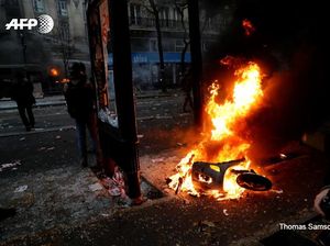 Paris Rusuh, Polisi Bubarkan Demonstran dengan Gas Air Mata Paris Rusuh, Polisi Bubarkan Demonstran dengan Gas Air Mata