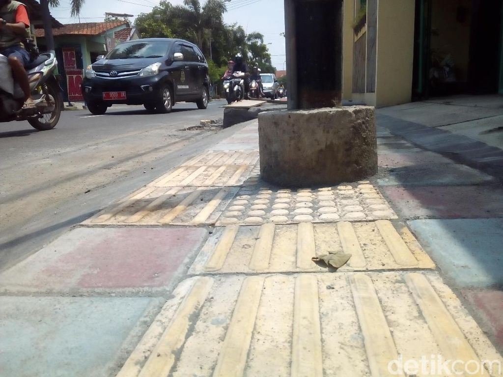 90 Persen Trotoar di Kudus Disebut Tak Ramah Difabel 90 Persen Trotoar di Kudus Disebut Tak Ramah Difabel