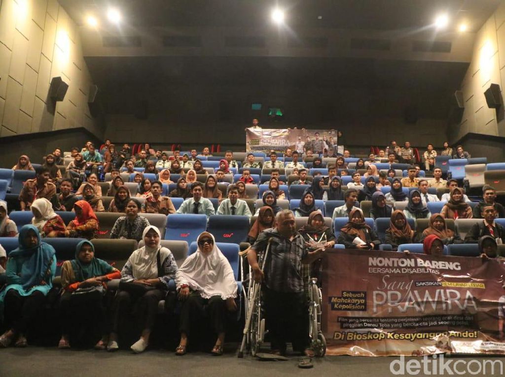 Polisi di Kota Pasuruan Ajak Penyandang Disabilitas Nobar Sang Prawira Polisi di Kota Pasuruan Ajak Penyandang Disabilitas Nobar Sang Prawira