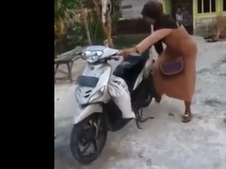 Cara Emak-emak Ini Nyelah Motor Matic Kocak, Viral Banget