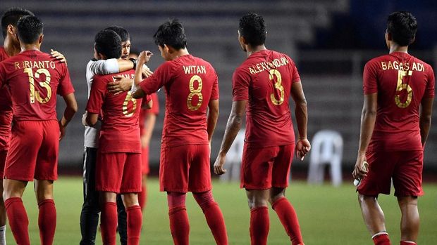 Indra Sjafri saat memberikan pujian kepada para pemainnya usai menang 4-2 atas Myanmar. (
