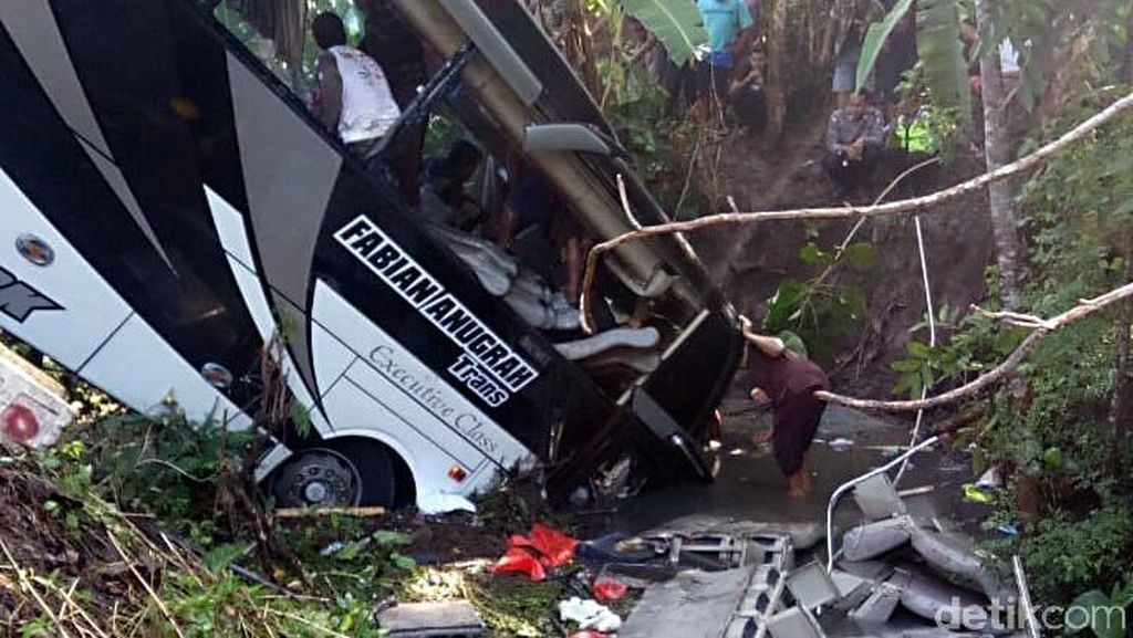 5 Orang Tewas Imbas Bus Pariwisata Terjun ke Sungai di Blitar 5 Orang Tewas Imbas Bus Pariwisata Terjun ke Sungai di Blitar