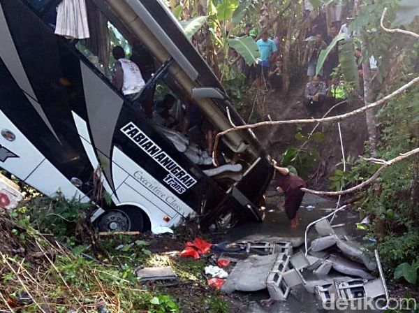 5 Orang Tewas Imbas Bus Pariwisata Terjun ke Sungai di Blitar