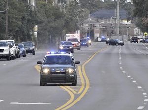 Brutal! Pura-pura Menyeberang, Pasangan Ini Berondong Mobil Polisi dengan 20 Tembakan