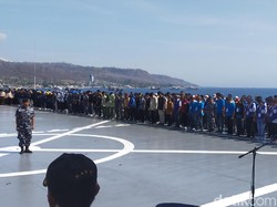 Ratusan Milenial Ikuti Latihan Bela Negara di Atas KRI Surabaya 591