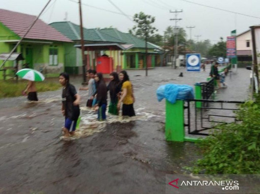 Sejumlah Desa di Sambas Kalbar Terendam Banjir Sejumlah Desa di Sambas Kalbar Terendam Banjir