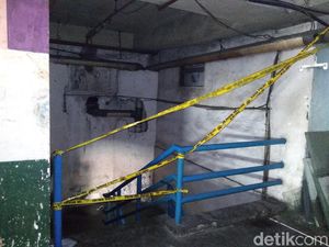 Garis Polisi Dipasang di Lokasi Kebakaran Mal Lokasari Garis Polisi Dipasang di Lokasi Kebakaran Mal Lokasari