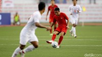 Tujuh menit berselang, giliran sundulan Osvaldo masih melenceng kendati posisinya bebas saat menyambut umpan Egy dari sisi kiri.