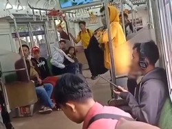 Santai Merokok di KRL, Pria Ini Diciduk