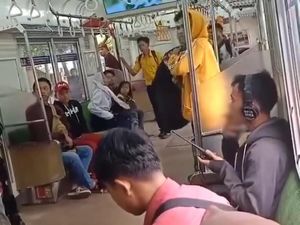 Ulah Penumpang KRL Bikin Heboh: BAB di Gerbong hingga Merokok Santuy Ulah Penumpang KRL Bikin Heboh: BAB di Gerbong hingga Merokok Santuy
