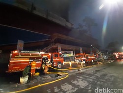 9 Jam Lebih Kebakaran di Mal Lokasari Belum Padam, Ini Kendalanya