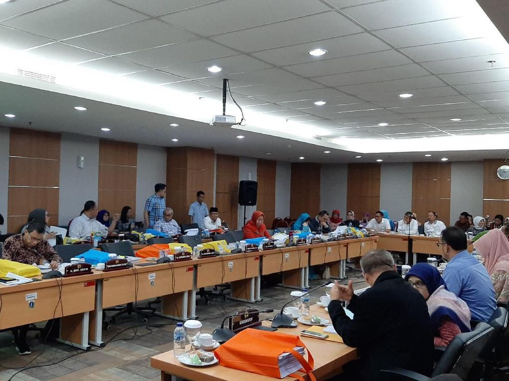 Komisi E DPRD DKI Tanyai Dinsos soal Pengemis Tajir Berduit Rp 194 Juta Komisi E DPRD DKI Tanyai Dinsos soal Pengemis Tajir Berduit Rp 194 Juta