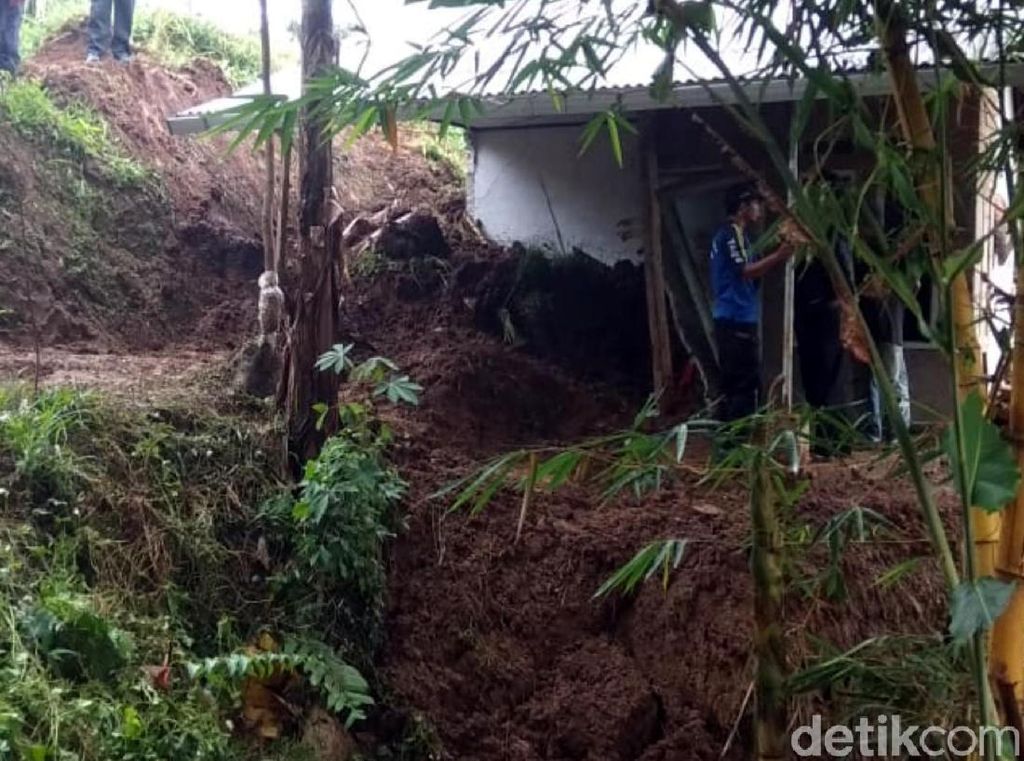 Detik-detik Remaja Tewas Tertimbun Longsor di Sukabumi Detik-detik Remaja Tewas Tertimbun Longsor di Sukabumi