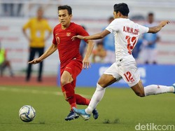 Peluang pertama datang di menit ke-11. Evan Dimas melepaskan tendangan kaki kirinya dari luar kotak penalti, namun bolanya bisa diredam kiper Myanmar, Sann Sat Niang.