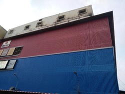 Asap Masih Muncul 24 Jam Sejak Kebakaran di Mal Lokasari, Kaca Dipecah