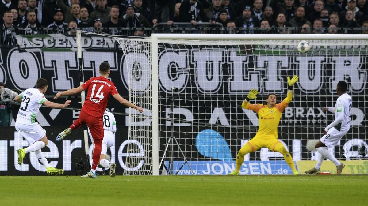Bayern Munich tumbang di kandang Borussia Moenchengladbach. (Foto: Uwe Kraft / AFP)