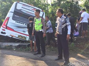 Detik-detik Bus Pariwisata Terjun ke Sungai di Blitar dan Tewaskan 5 Orang Detik-detik Bus Pariwisata Terjun ke Sungai di Blitar dan Tewaskan 5 Orang