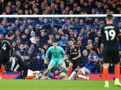 Pertahananmu Itu, Lo, Chelsea